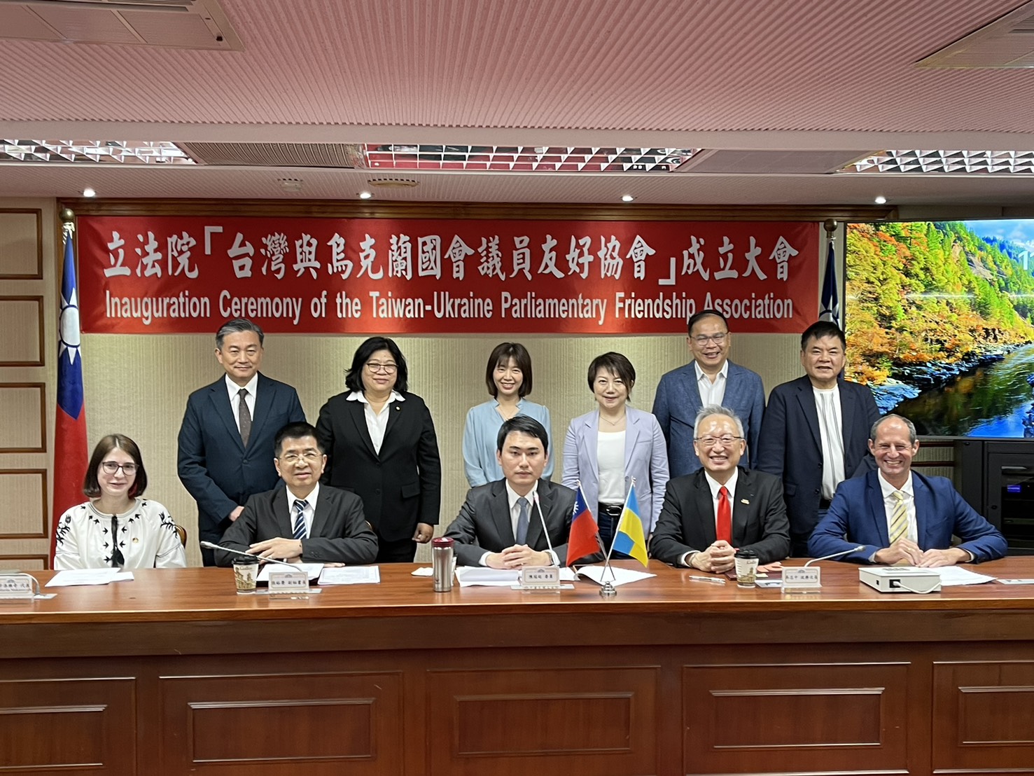 Renouvellement du Groupe d'amitié parlementaire Taïwan - Ukraine. Au centre (assis), son président Chen Kuan-ting, et à côté de lui (cravatte touge), le vice-ministre des Affaires étrangères François Wu Chih-chung (photo RTI 鄭佑漢)