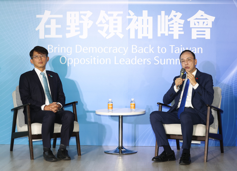 Le président du KMT Eric Chu à droite, et le président du TPP Huang Kuo-chang à gauche, lors d'un sommet de l'opposition le 22 avril 2025 (photo : CNA)
