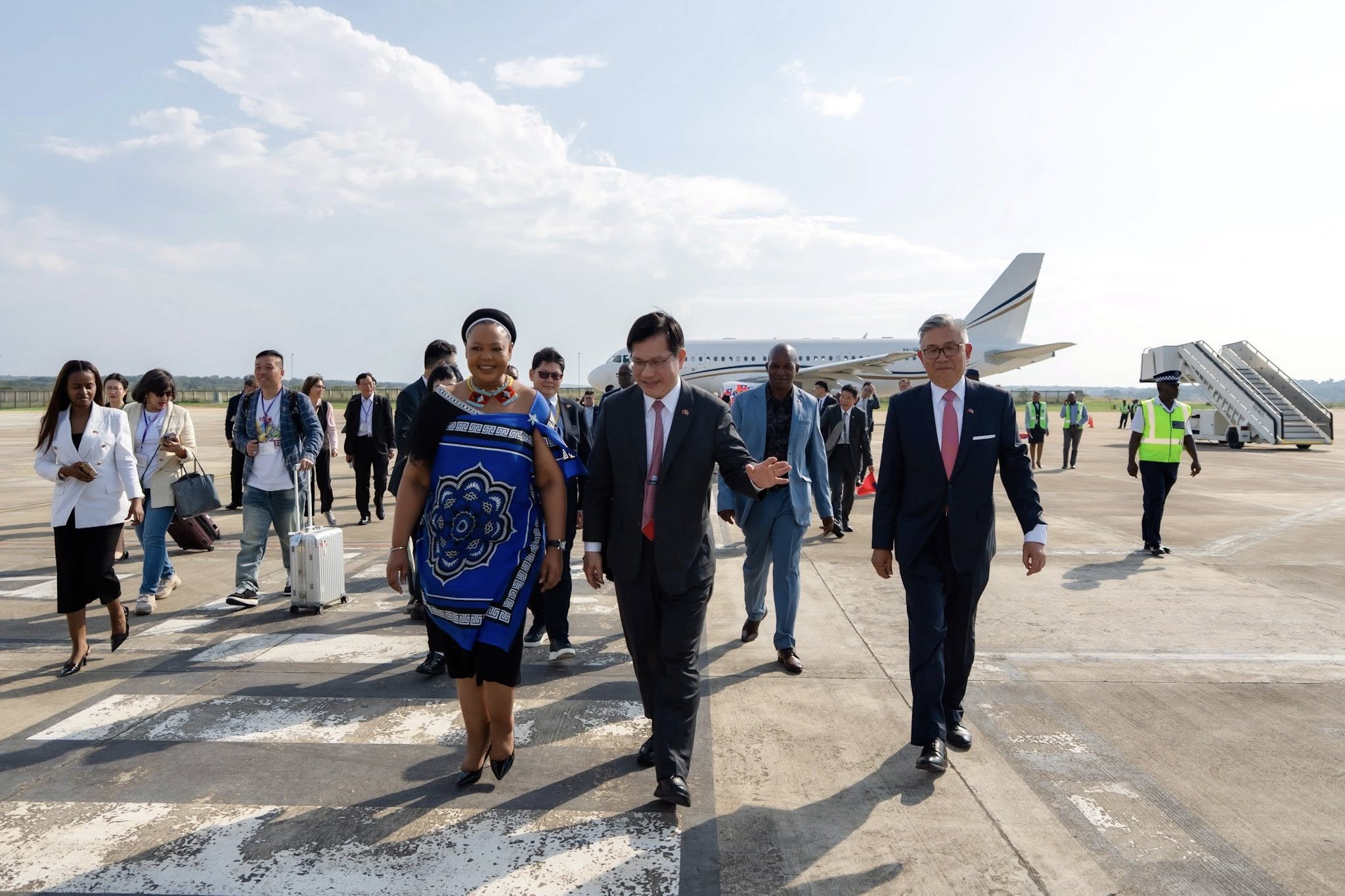 Le ministre Lin Chia-lung arrive en Eswatini et est reçu par son homologue, Pholile Shakantu (photo : MAE)