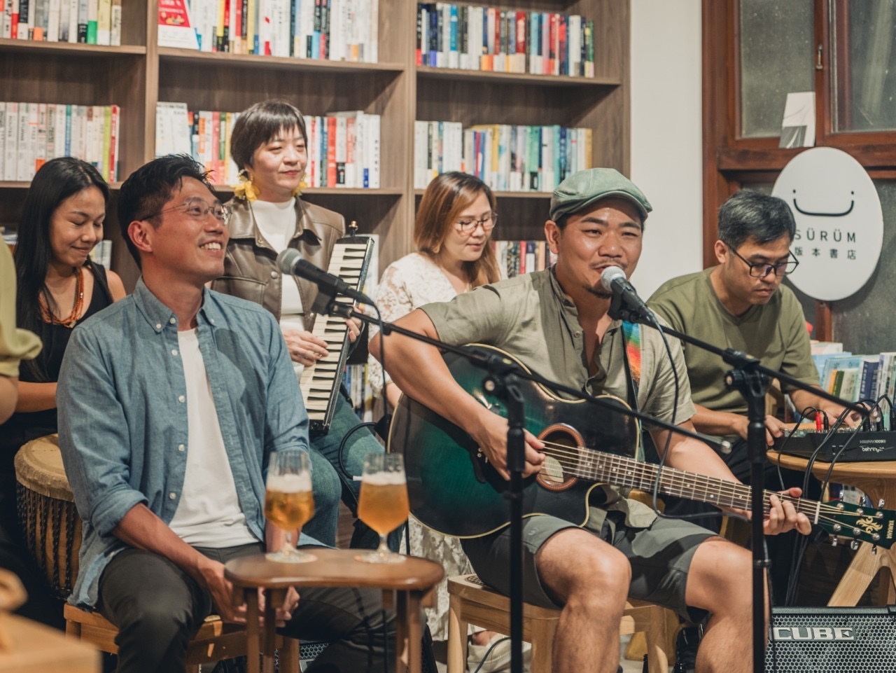 Taugether (Harry Wu au premier plan à gauche - photo provided by the band)
