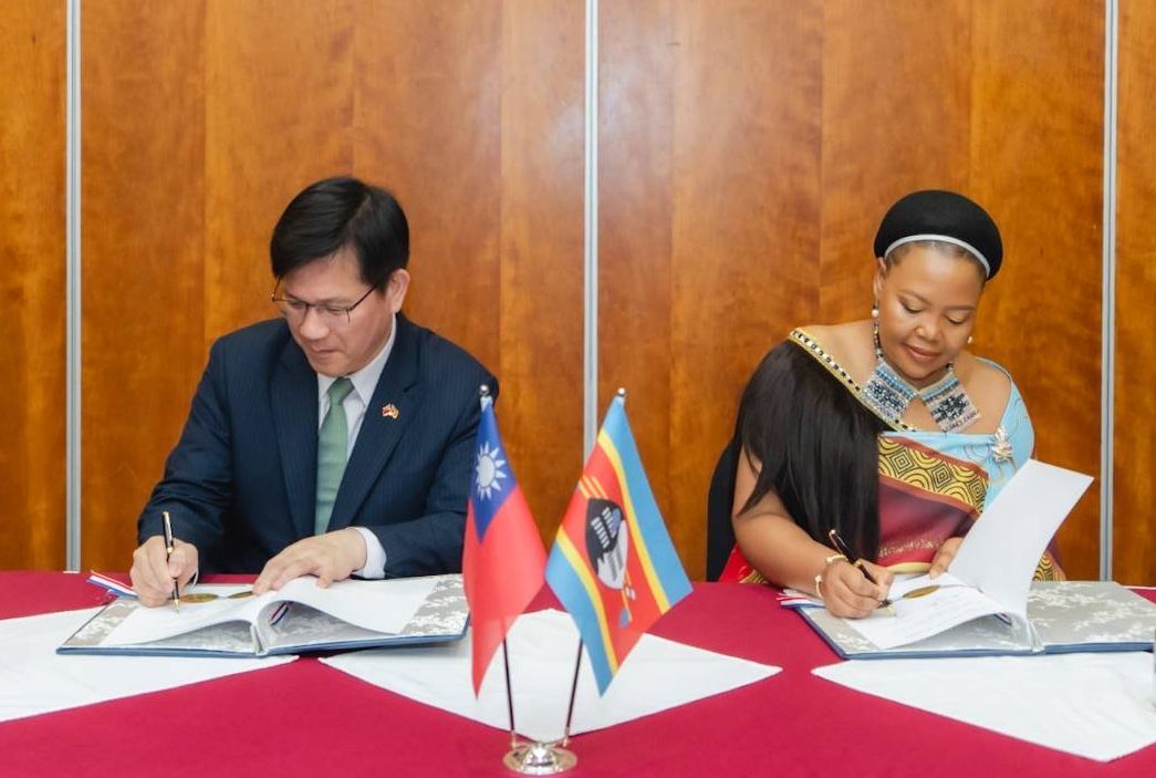 Lin Chia-lung (林佳龍) signe un protocole d'entente avec la ministre des Affaires étrangères Pholile Shakantu sur la prévention contre la manipulation de l’information et la promotion de l’intégrité de l’information (Photo CNA)