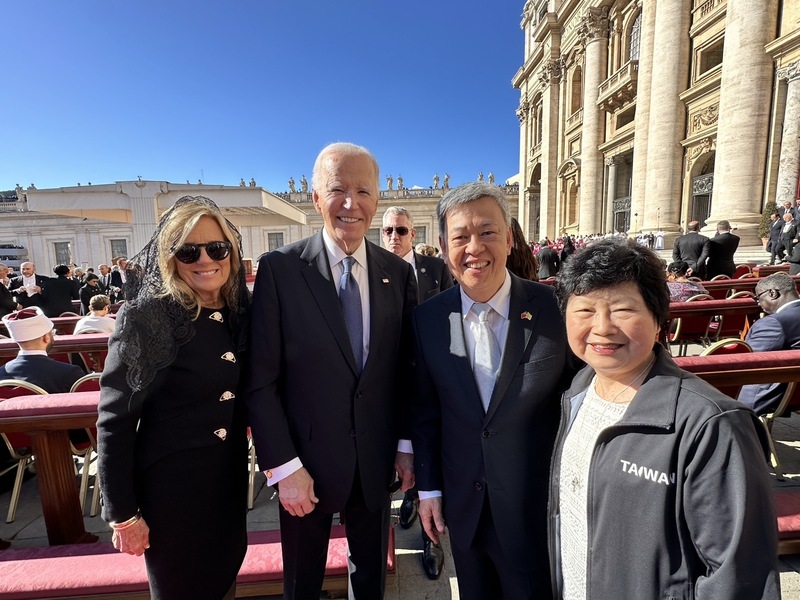 En marge des funérailles du pape François, l'ancien vice-président taïwanais Chen Chien-jen a salué l'ex président américain Jo Biden (photo fournie par l'ambassade taïwwanaise près le Saint-Siège)