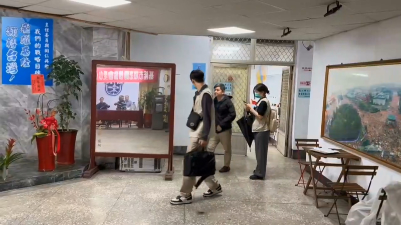 Perquisition au bureau du KMT de Keelung dans le cadre d'une enquête sur de possibles falsifications de signatures pour les procédures de destitution actuellement en cours (photo : CNA)