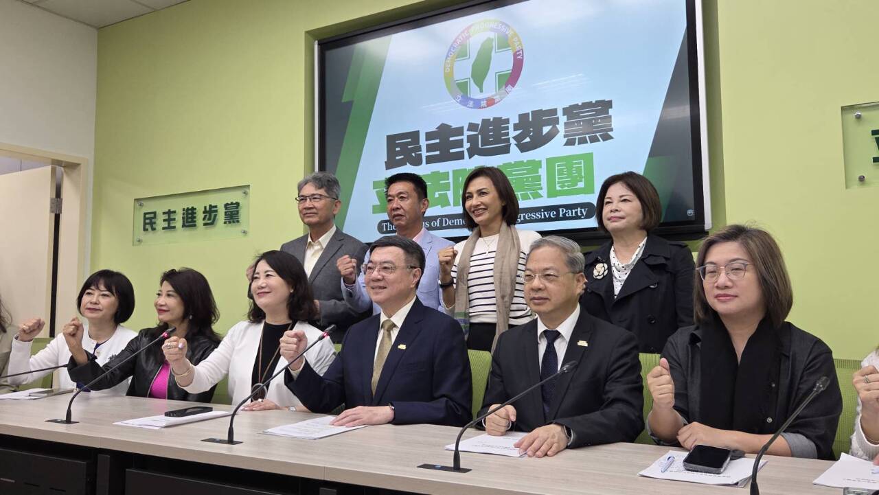Le Premier ministre Cho Jung-tai (3e à d. 1er rang) sollicite le soutien des députés du DPP au budget spécial du gouvernement (photo, Rti/Liu)