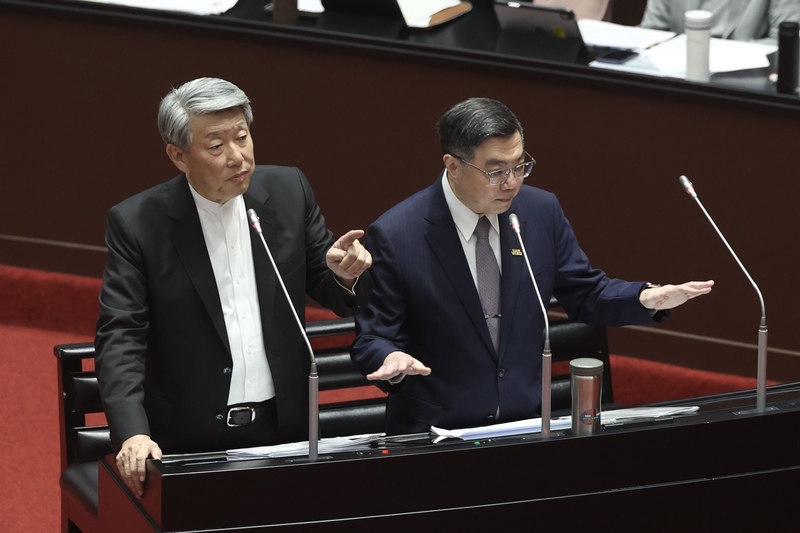 Le Premier ministre Cho Jung-tai (à droite) et le ministre de l'Economie Kuo Jyh-huei (à gauche) rassurent les députés sur l'approvisionnement en électricité après la fermeture du dernier réacteur nucléaire le 17 mai (photo CNA)