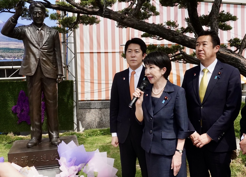 Inauguration du parc commémoratif Shinzo Abe à Kaohsiung avec la députée japonaise Sanae Takaichi (devant) (photo CNA)