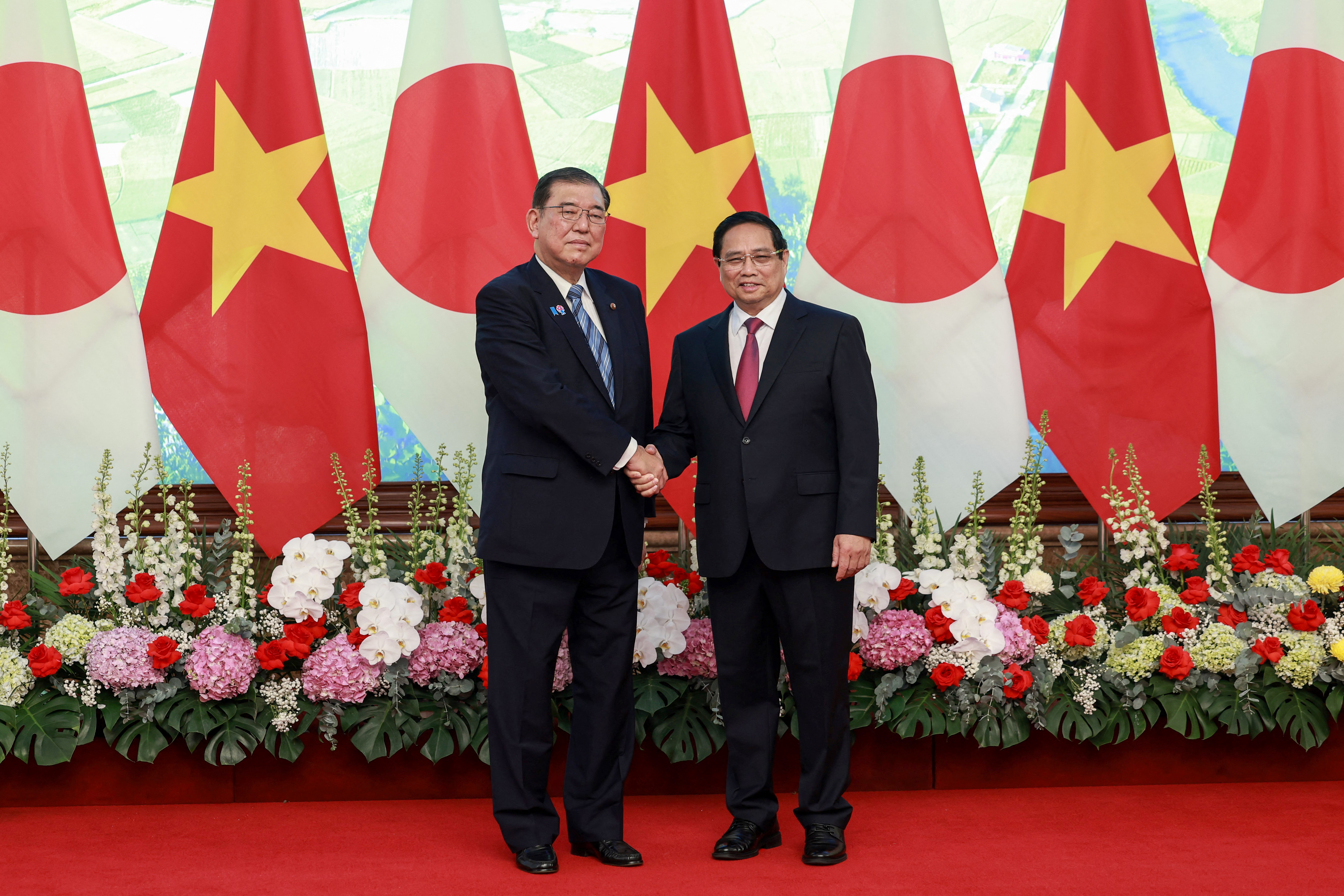 Le premier ministre japonais Shigeru Ishiba et son homologue vietnamien Phạm Minh Chính (AFP)
