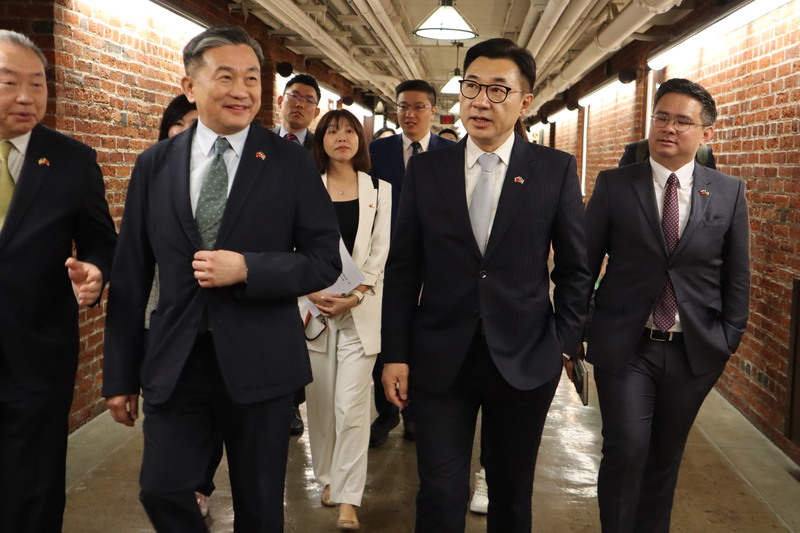 La délégation parlementaire inter-parti dirigée par le vice-président du Parlement Johnny Chiang (江啟臣) a rencontré Nancy Pelosi et des responsables au Commerce américain (photo CNA)