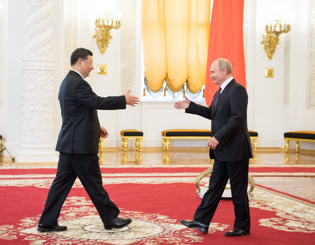 À l'occasion des célébrations du 80e anniversaire de la victoire sur l'Allemagne nazie et de la fin de la Seconde Guerre mondiale, qui est commémoré le 9 mai en Russie, le président chinois a été accueilli aujourd'hui au Kremlin par son homologue russe Vladimir Poutine (Image : AFP)