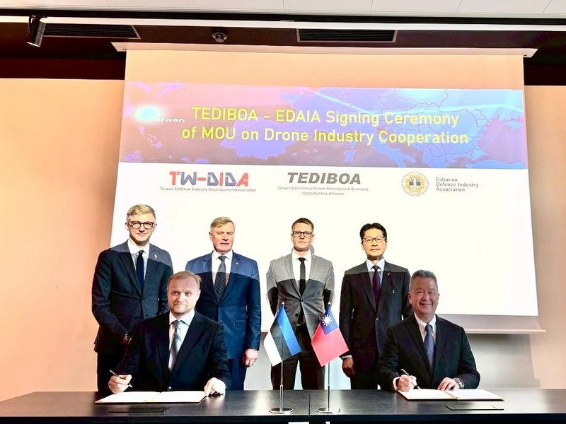 Taïwan et l'Estonie ont signé hier deux protocoles d'entente pour faciliter la coopération entre les industries aérospatiales et de défense des deux pays (Image : aimable crédit du bureau de représentation taïwanais en Lettonie)