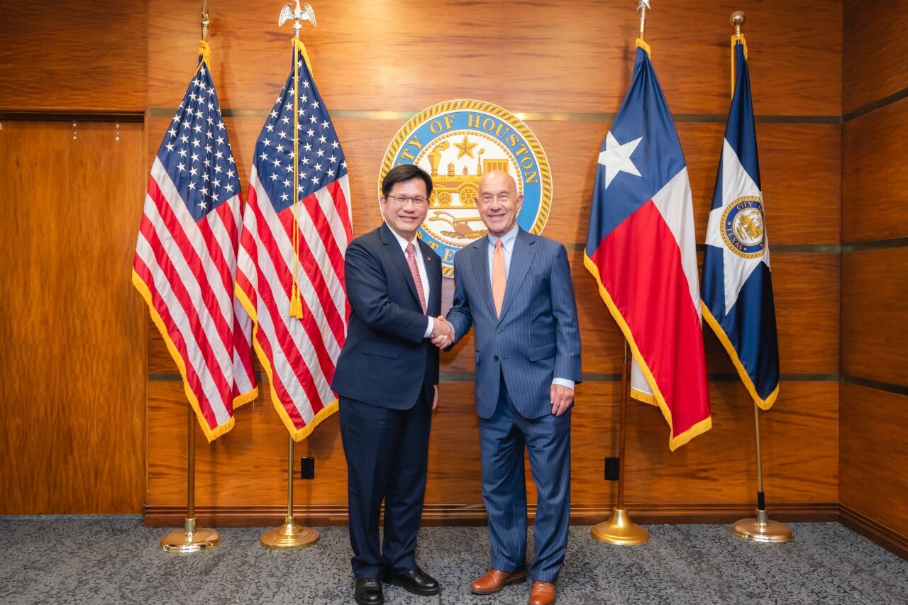 Le ministre des Affaires étrangères Lin Chia-lung (à g.) rencontre le maire de Houston John Whitmire (à d.) (photo, Fb Lin)