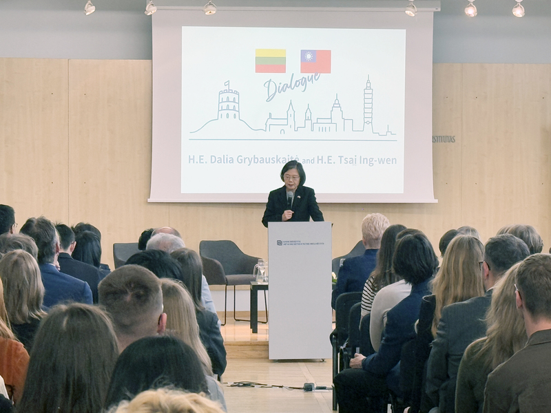 L'ancienne présidente taïwanaise Tsai Ing-wen prononce un discours à l'Université de Vilnius en Lituanie le 12 mai 2025 (photo : CNA)