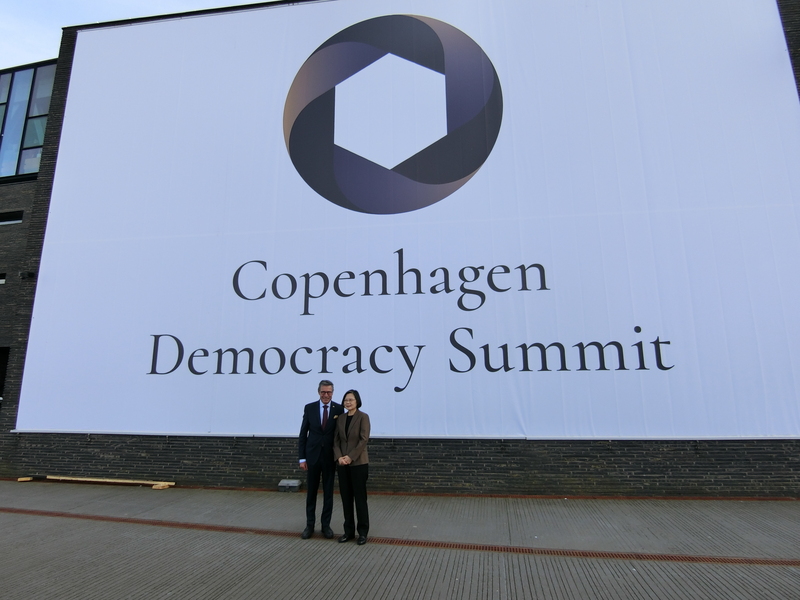 Tsai Ing-wen pose avec l'ancier Premier ministre du Danemark Anders Fogh Rasmussen au Sommet pour la démocratie de Copenhague (photo CNA)
