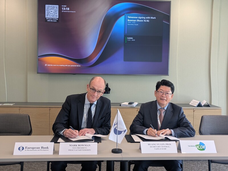 Le secrétaire général de l’ICDF, Huang Yu-lin (黃玉霖) et le vice-président de la BERD, Mark Bowman (Photo CNA)