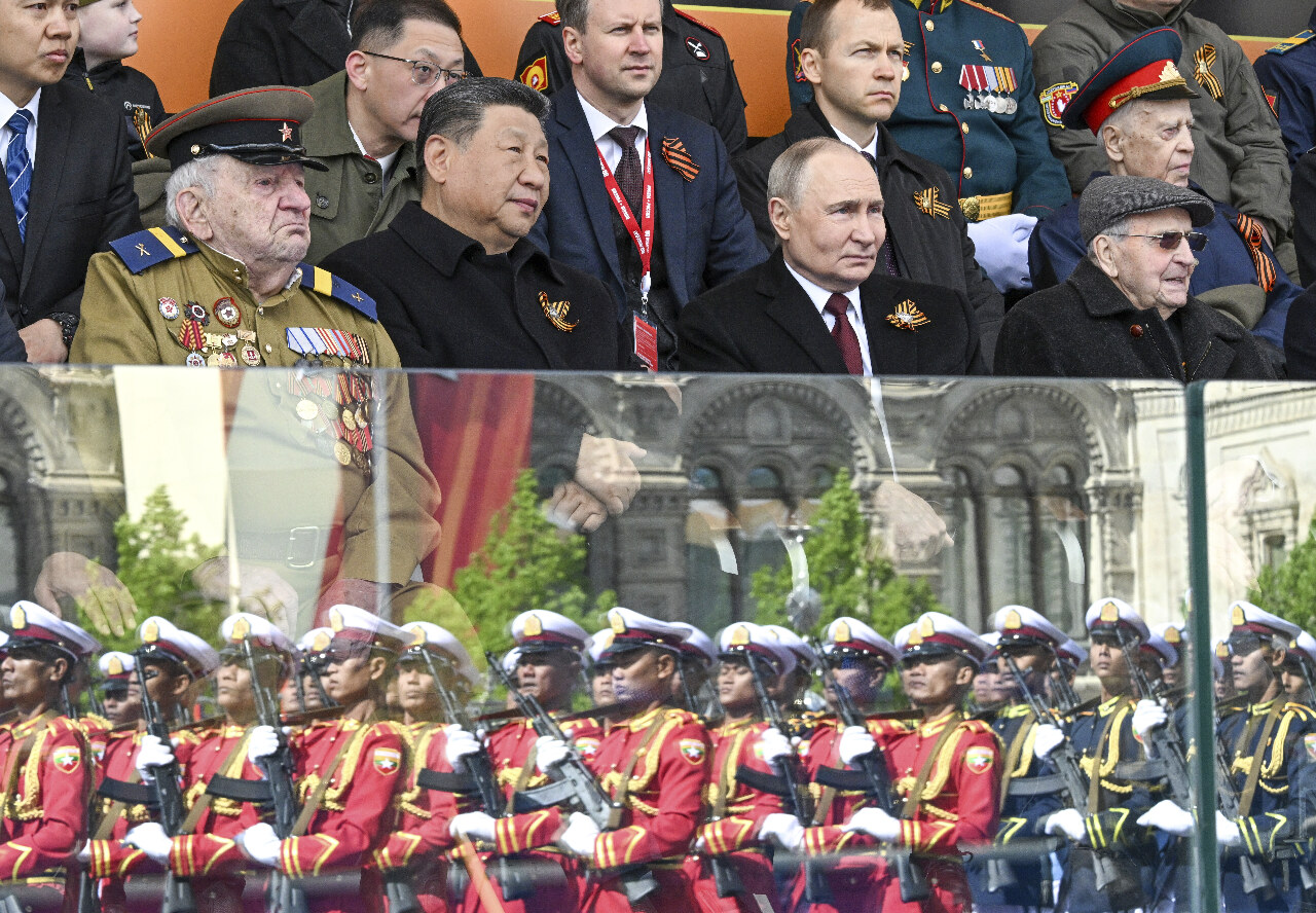 Le dirigeant du Parti communiste chinois Xi Jinping était l’hôte de marque de Vladimir Poutine lors des cérémonies de célébration des 80 ans de la victoire des alliés contre le nazisme le 9 mai 2025 (Image : AP)
