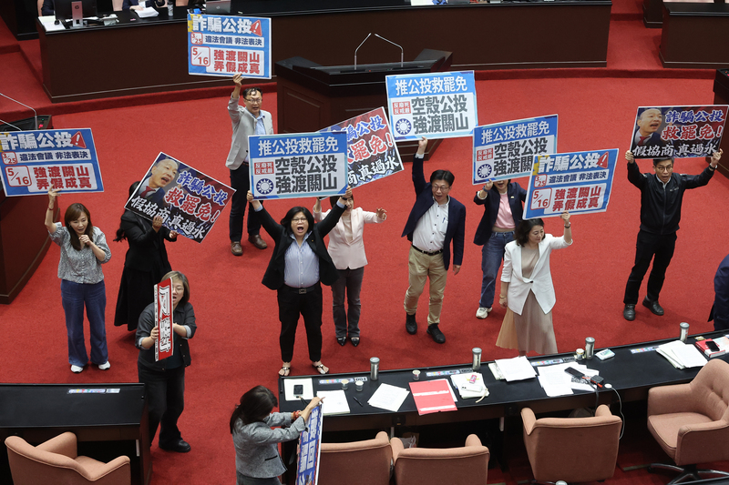 Le KMT et le TPP profitent de leur majorité au Parlement pour faire passer le projet de référendum contre l'abolition de la peine de mort (Photo CNA)