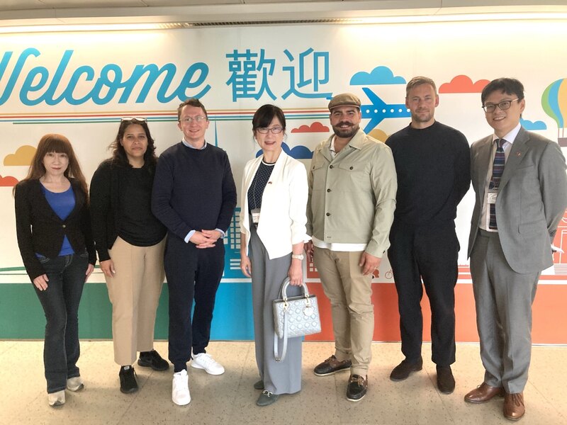 Guillaume Kasbarian (3e à d.), Estelle Youssouffa (2e à g.), Paul Midy (3e à g.）et Corentin Le Fur (2e à d.）accompagnés de la représentante de Taïwan en France Hau Pei-chih (au c.) quie effectuent une visite à Taïwan (Photo CNA)