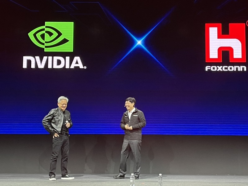 Lors de l'ouverture du Salon Computex 2025, les PDG de Nvidia et de Foxconn ont dialogué (photo : CNA)