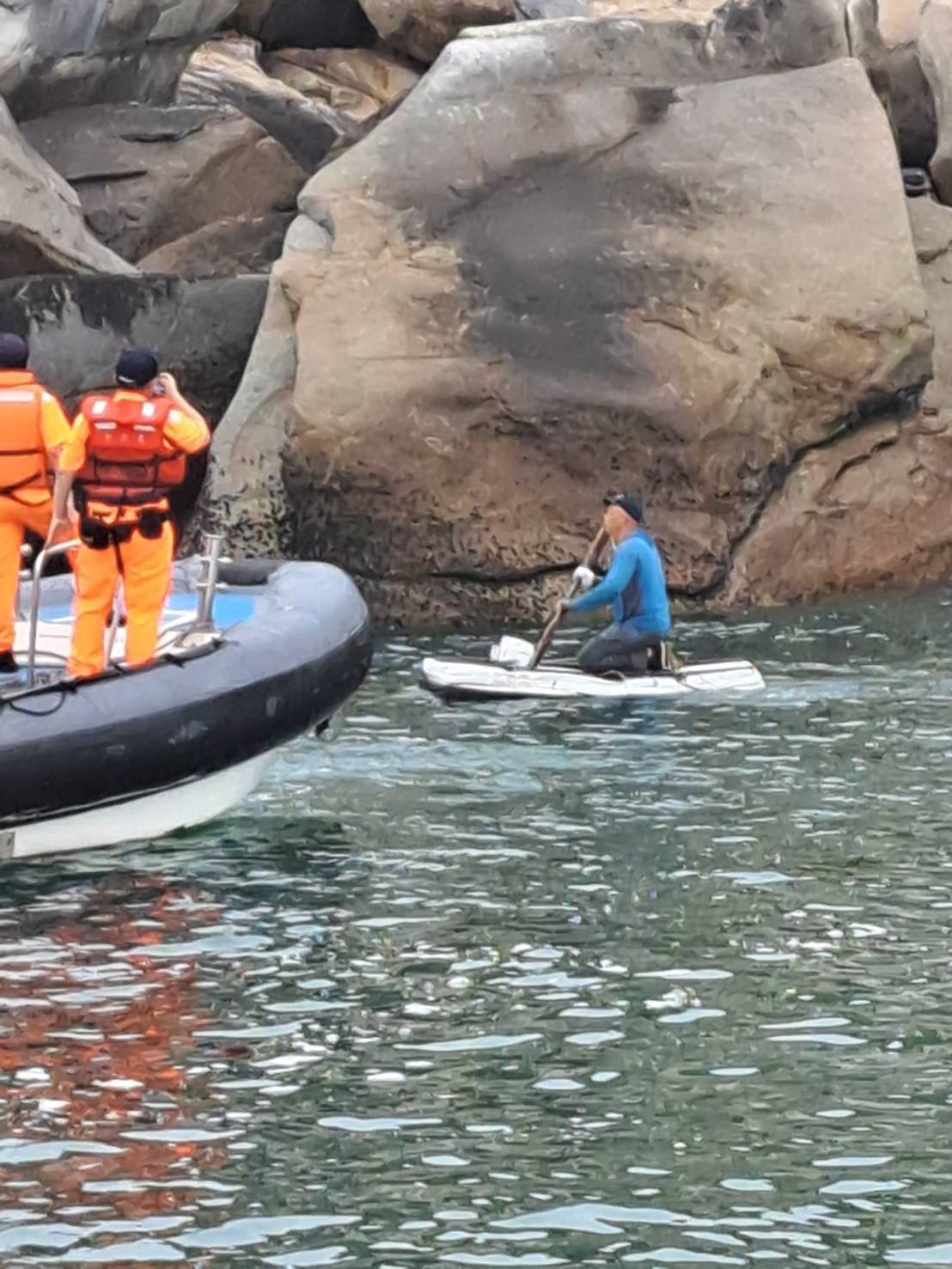Les garde-côtes incerceptent un Chinois cherchant à accoster à Taïwan illégalement, près de Kinmen, le 20 mai (photo : garde-côtes taïwanais)