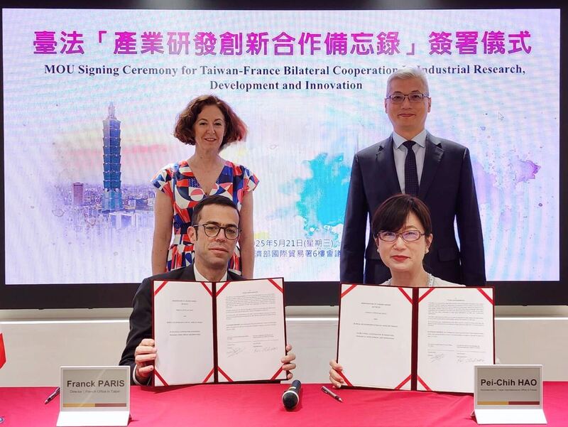 Franck Paris, directeur du BFT et la représentante taïwanaise en France Hao Pei-chih ont paraphé un protocole d’accord sur la coopération industrielle (photo CNA, fournie par le ministère de l'économie)