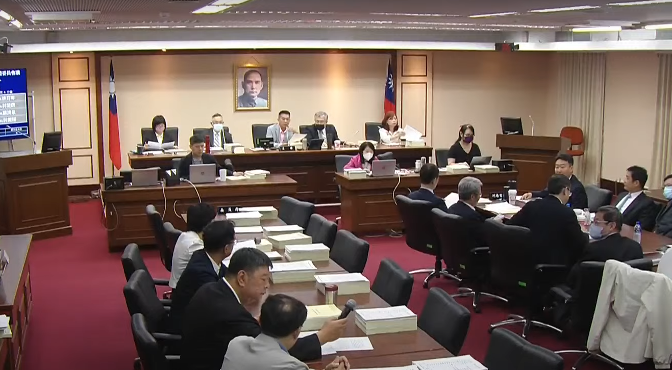 La commission des transports du Yuan législatif étudie le dégel des budgets des transports, du Numérique et de la commission des Travaux publics (capture d'écran du direct du Yuan Législatif)