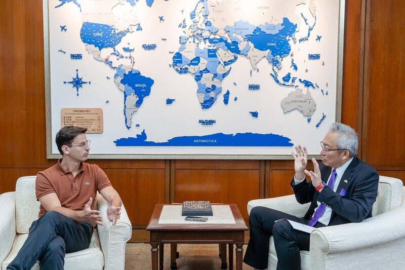 L'ancien représentant de Taïwan en France et actuel vice-ministre des Affaires étrangères François Wu Chih-chung, interviewé par le journaliste Pierre Coudurier du Telegramme（photo : CNA)