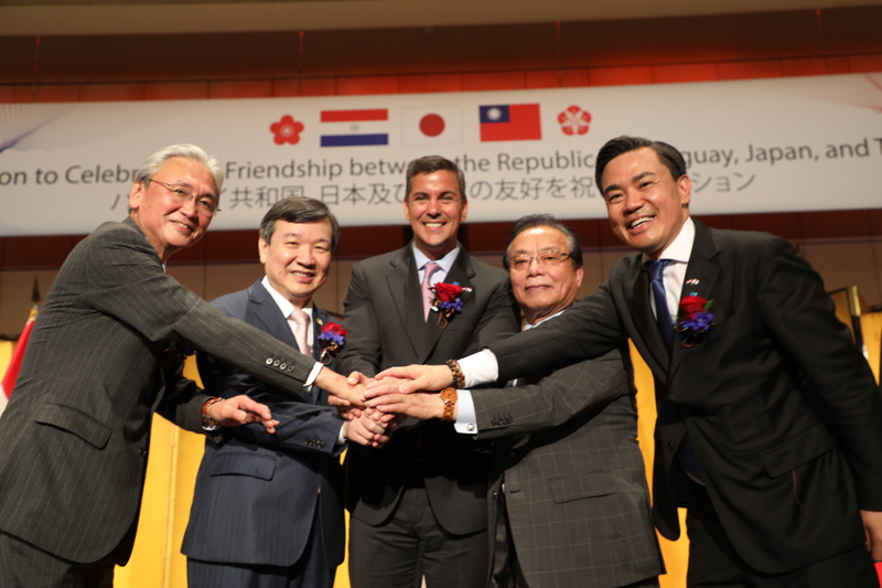 Le Président du Paraguay (au centre) lors d'une réception célébrant à Tokyo l'amitié entre Taïwan et le Paraguay (photo : CNA)
