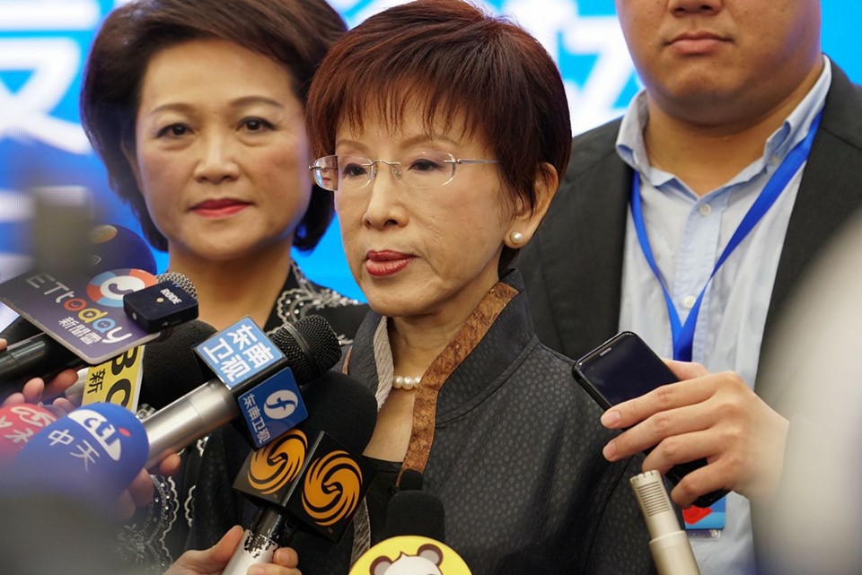 Une délégation taïwanaise d'une trentaine de personnes, dont l'ex-présidente du KMT Hung Hsiu-chu (洪秀柱) (sur la photo), a été reçue hier à Pékin par le président du Comité national de la Conférence consultative du peuple chinois, Wang Huning (王滬寧) (Image : Facebook)