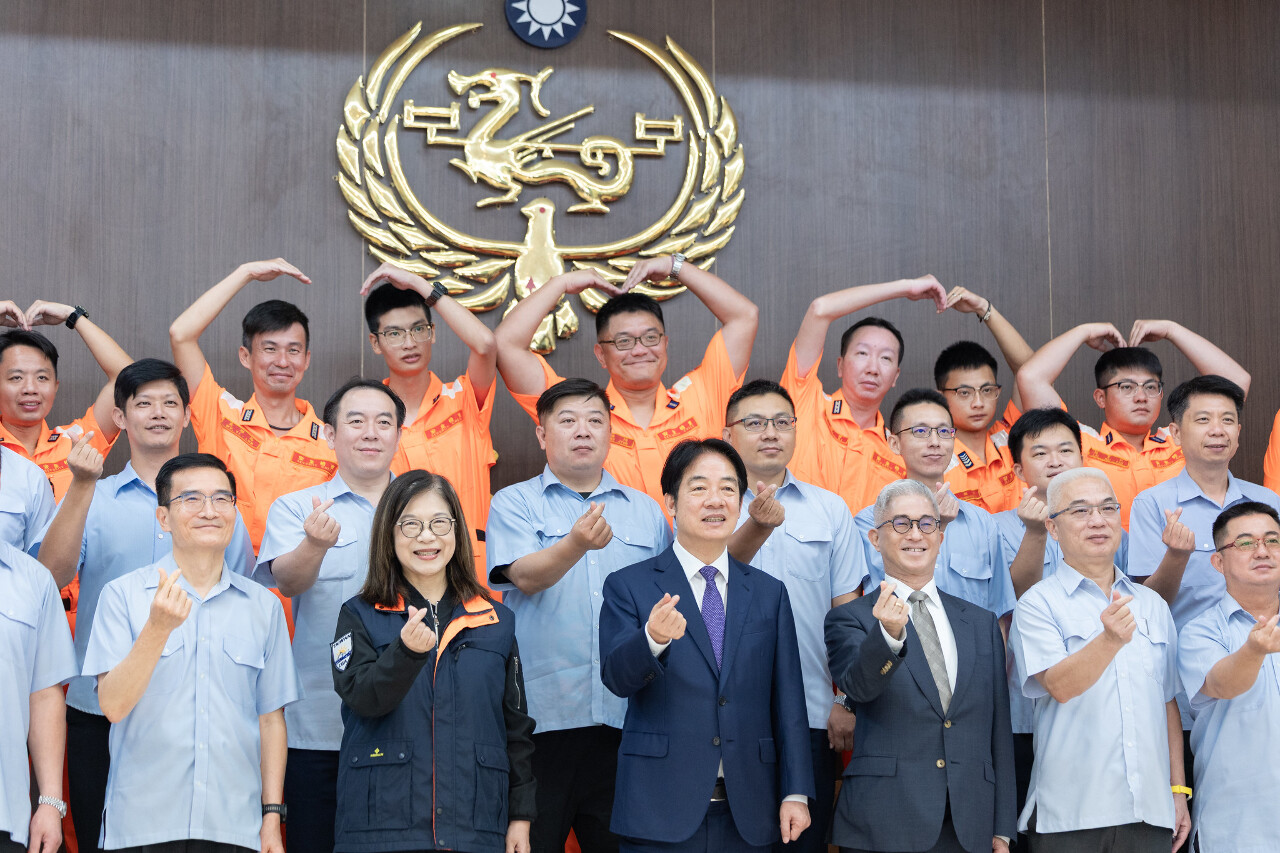 Le président taïwanais Lai Ching-te (賴清德) s'est aujourd'hui rendu à Keelung pour y passer en revue les garde-côtes (Image : Bureau présidentiel)