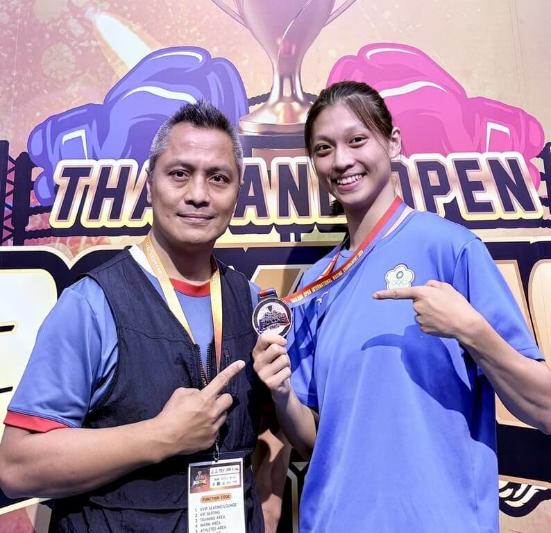 La boxeuse Wu Shih-yi (à d.) et son coach Legeay Ko (à g.) (photo, Legeay Ko)