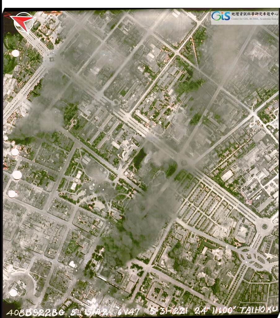 La ville de Taipei sous les bombardements des forces américaines le 31 mai 1945 (photo, Academia Sinica GIS)