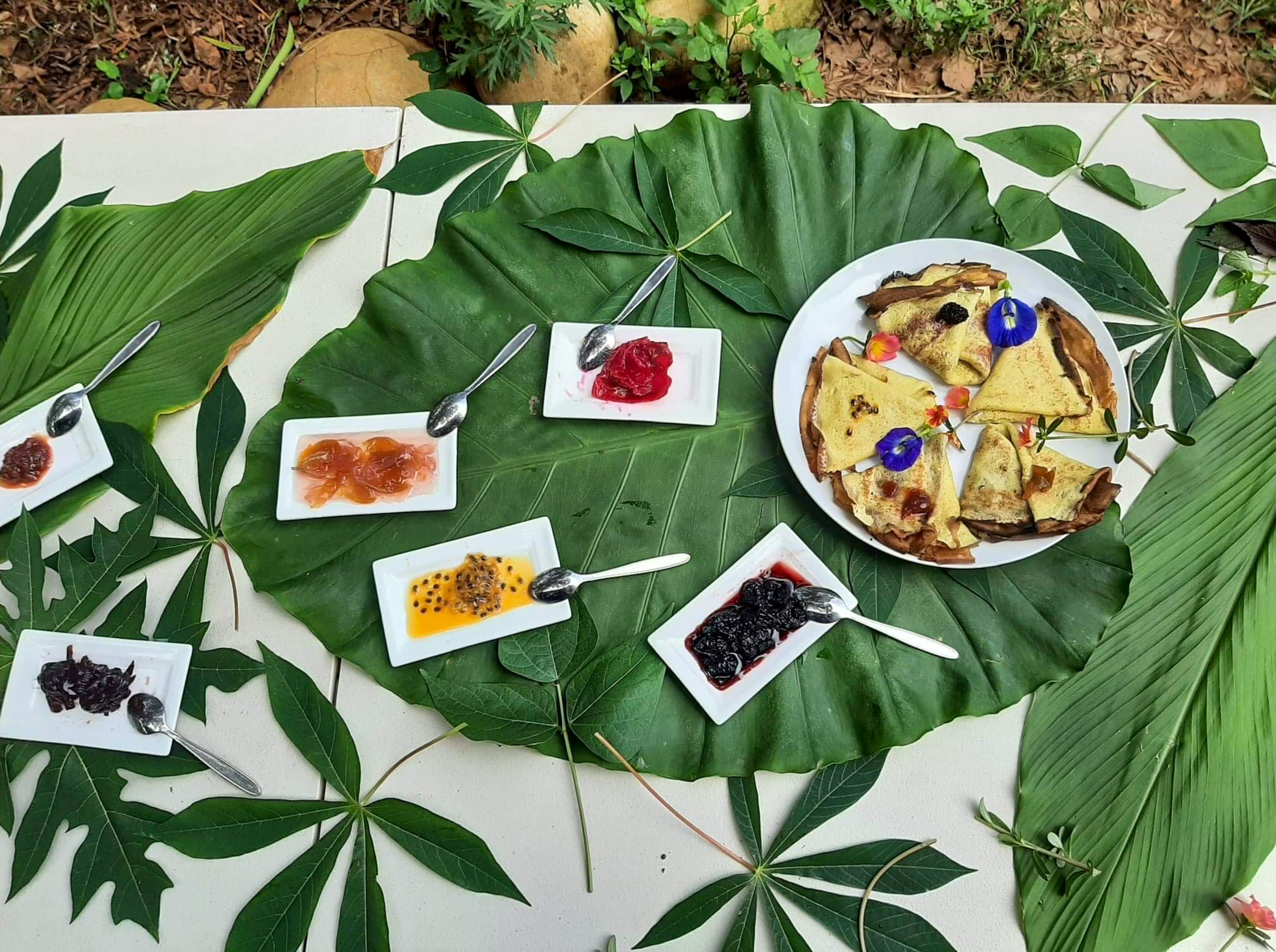 L'énergie vient en construisant... et l'appétit en mangeant ! Pour partager la gastronomie française, nous avons fait des crêpes pour les volontaires. Les confitures étaient faites à base de fruits du potager ! © Sasa