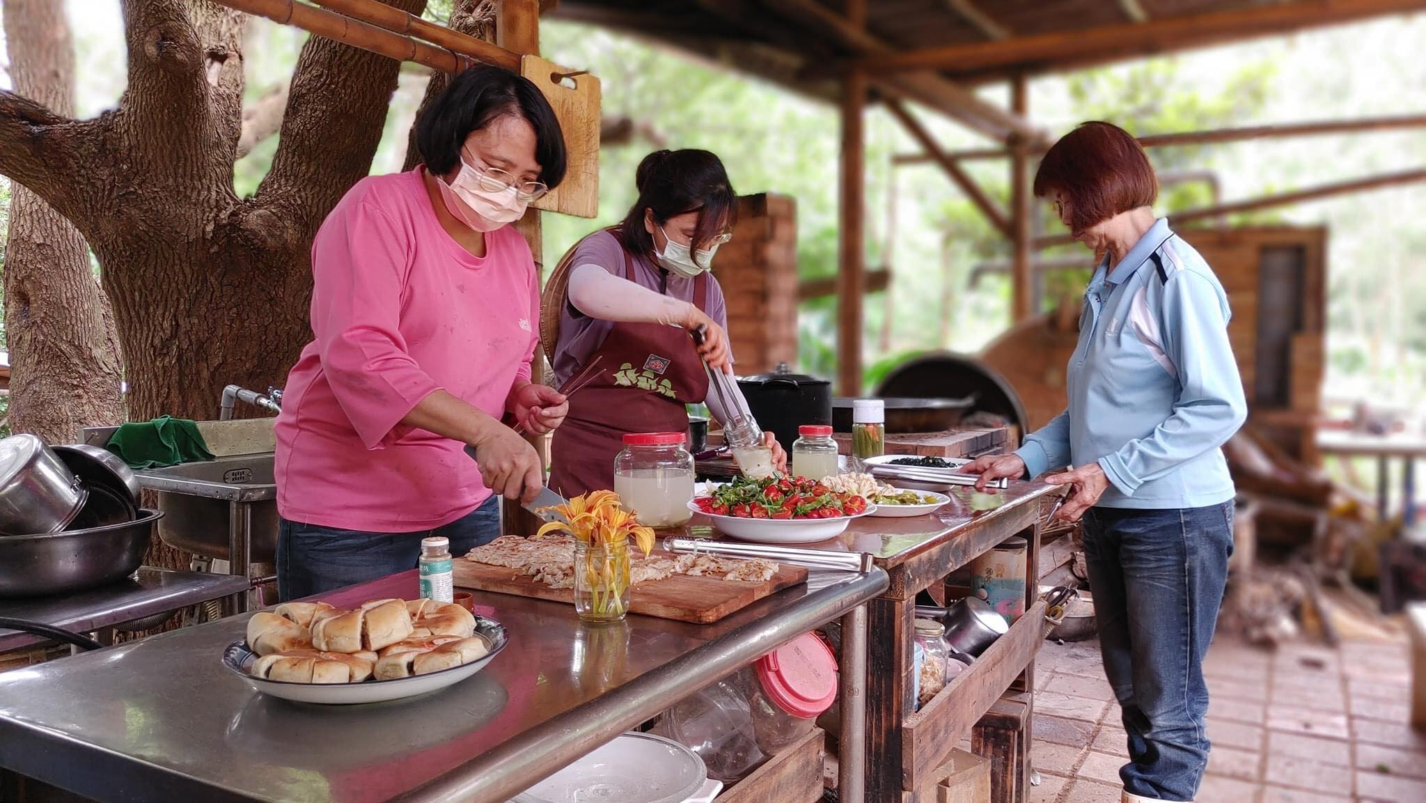 Les volontaires apprécient beaucoup les repas sur place ! © 自然心地