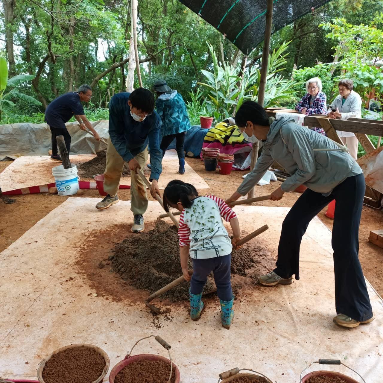 Même les enfants peuvent prendre part à un chantier de construction en terre crue ! © 自然心地