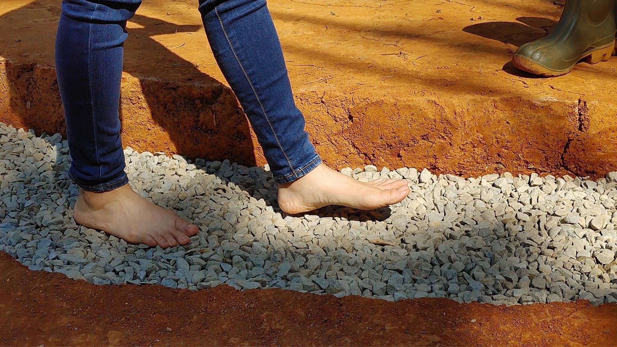Les fondations, c’est l’occasion de se faire un massage thérapeutique de la plante des pieds ! © 自然心地
