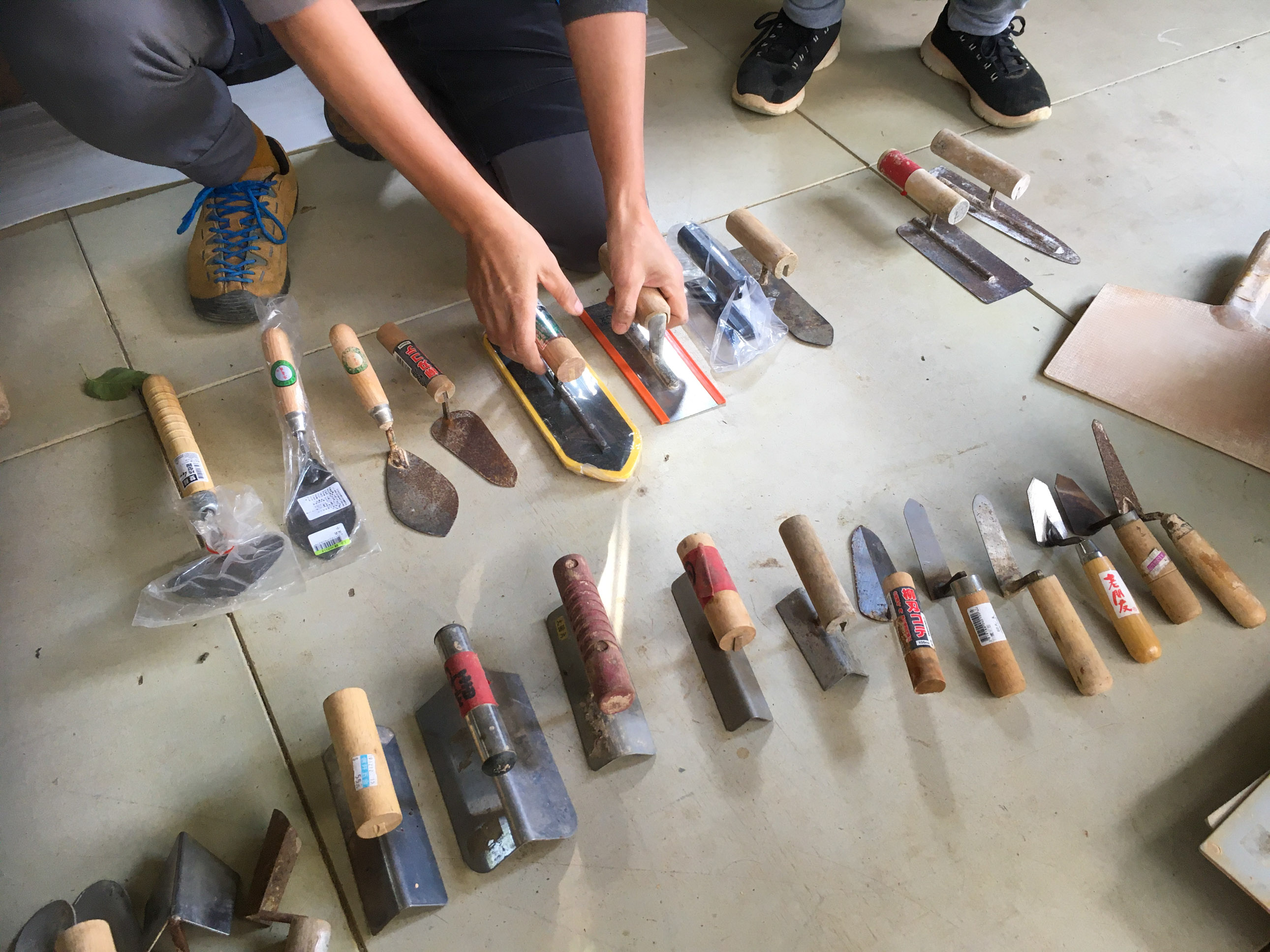 Autrefois, il existait de nombreux types de truelles pour appliquer l’enduit chaux, mais avec la domination du ciment, on n’utilise beaucoup moins d’outils et Emma collectionne toutes les truelles qu’elle peut encore trouver pour la chaux ! © Sasa