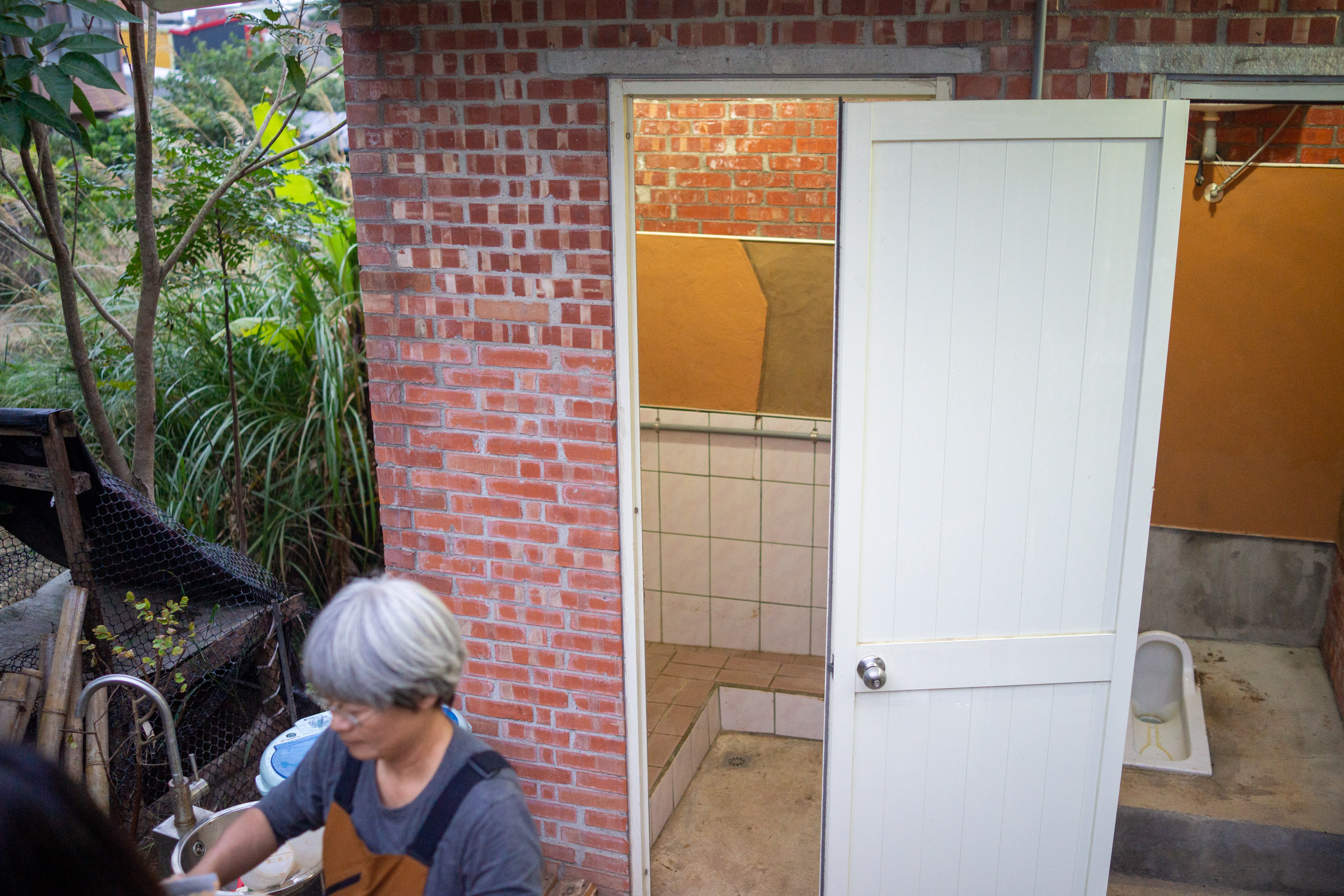 L’un des premiers ateliers organisés dans ce lieu a permis de décorer les sanitaires ! © Sasa