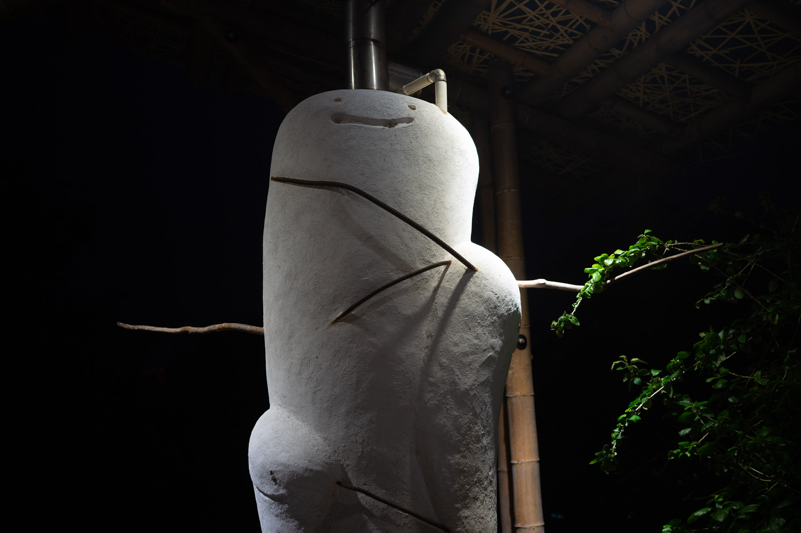 Le tuyau de la cuisinière au feu de bois… qui sert à réchauffer l’eau de la douche © Sasa