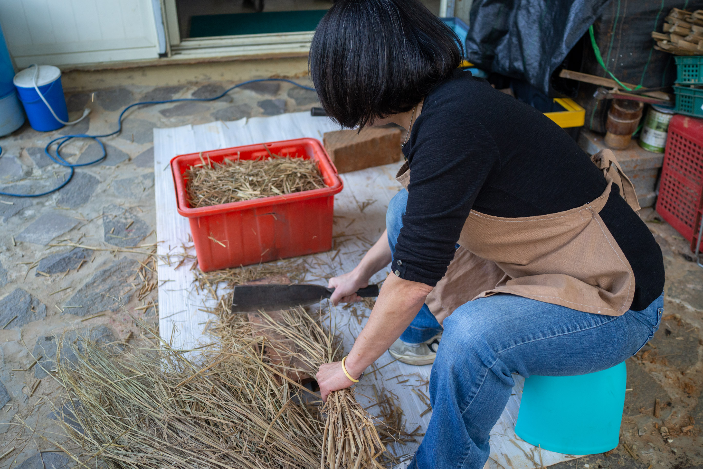 Préparation des matériaux : paille © Sasa