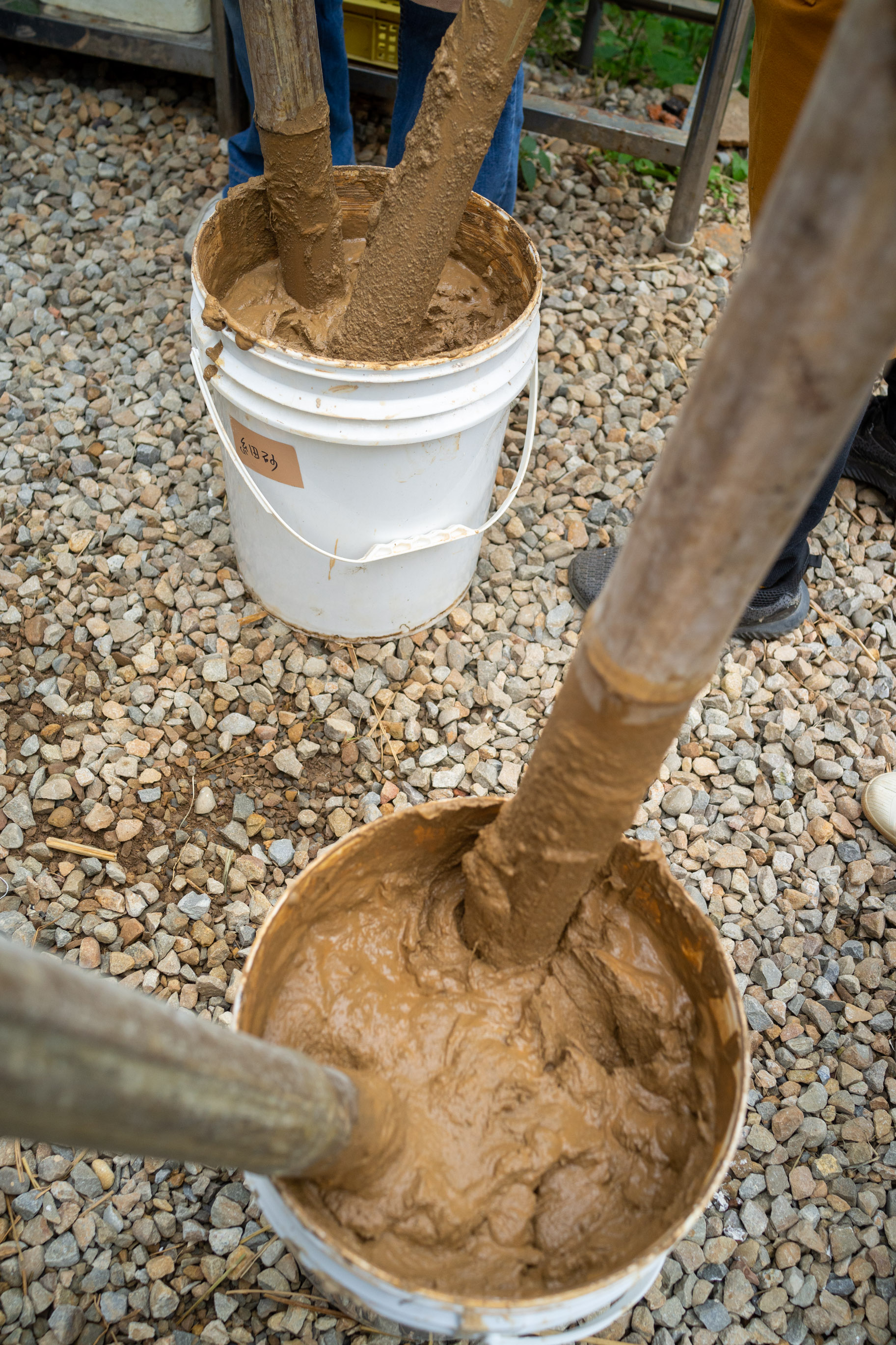 On peut mélanger à la machine, mais ce n’est pas l’idéal car la paille reste au fond. Rien de plus adapté que la méthode traditionnelle au bambou ! © Sasa