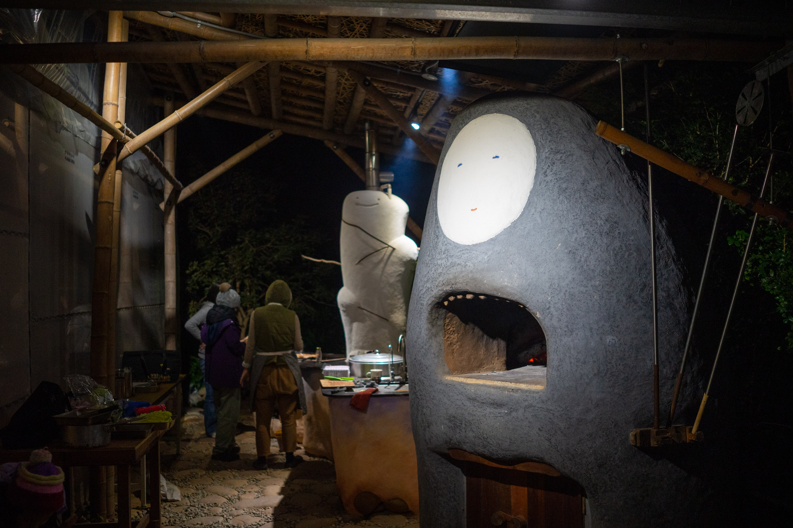 Ce four donne une âme à ce nouveau lieu d’expérimentation en éco-construction ! © Sasa