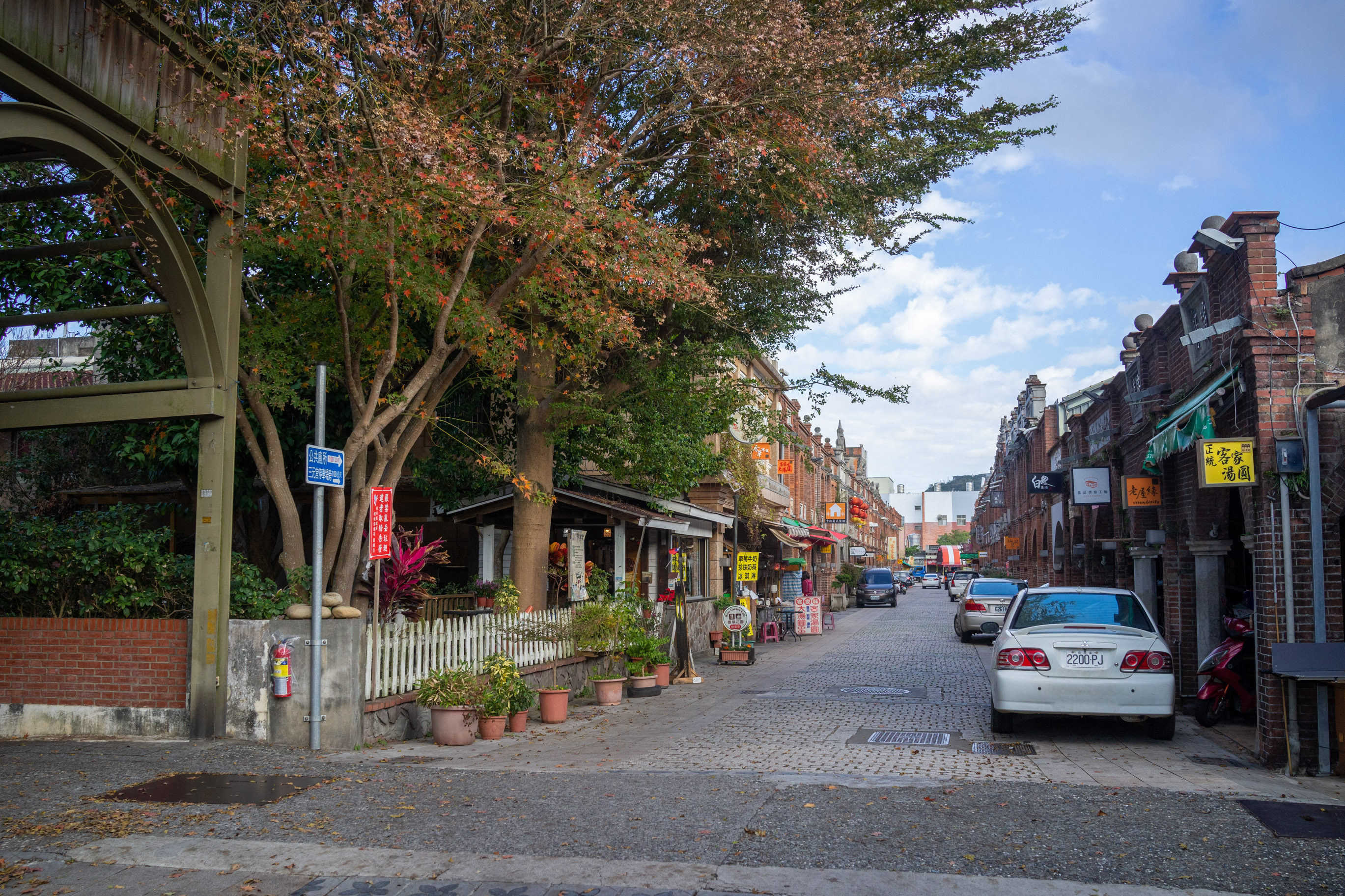 Ce nouveau lieu d’expérimentation en éco-construction est situé à l’arrière de la « vieille rue » （老街）, ou rue commerçante principale (dont certaines maisons sont anciennes) de Hukou 湖口 © Sasa
