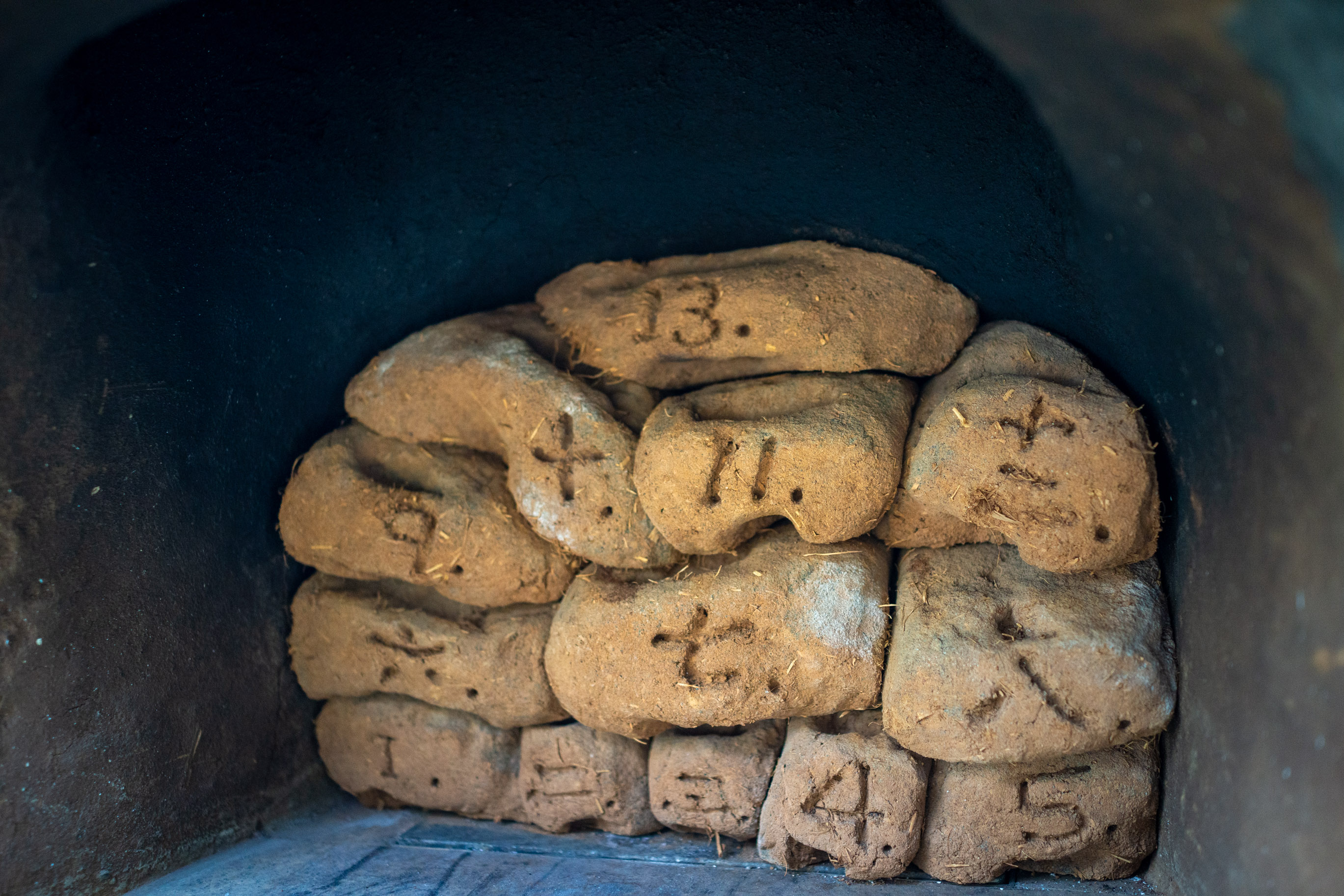 Pour fermer le four, des boules de terre cuite, sur lesquels sont notés des numéros, pour savoir comment les disposer © Sasa