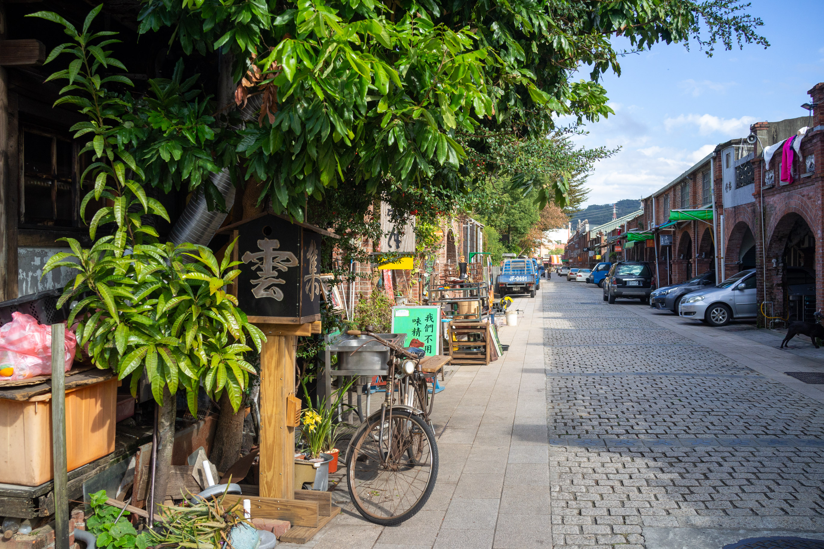 Ce nouveau lieu d’expérimentation en éco-construction est situé à l’arrière de la « vieille rue » （老街）, ou rue commerçante principale (dont certaines maisons sont anciennes) de Hukou 湖口 © Sasa