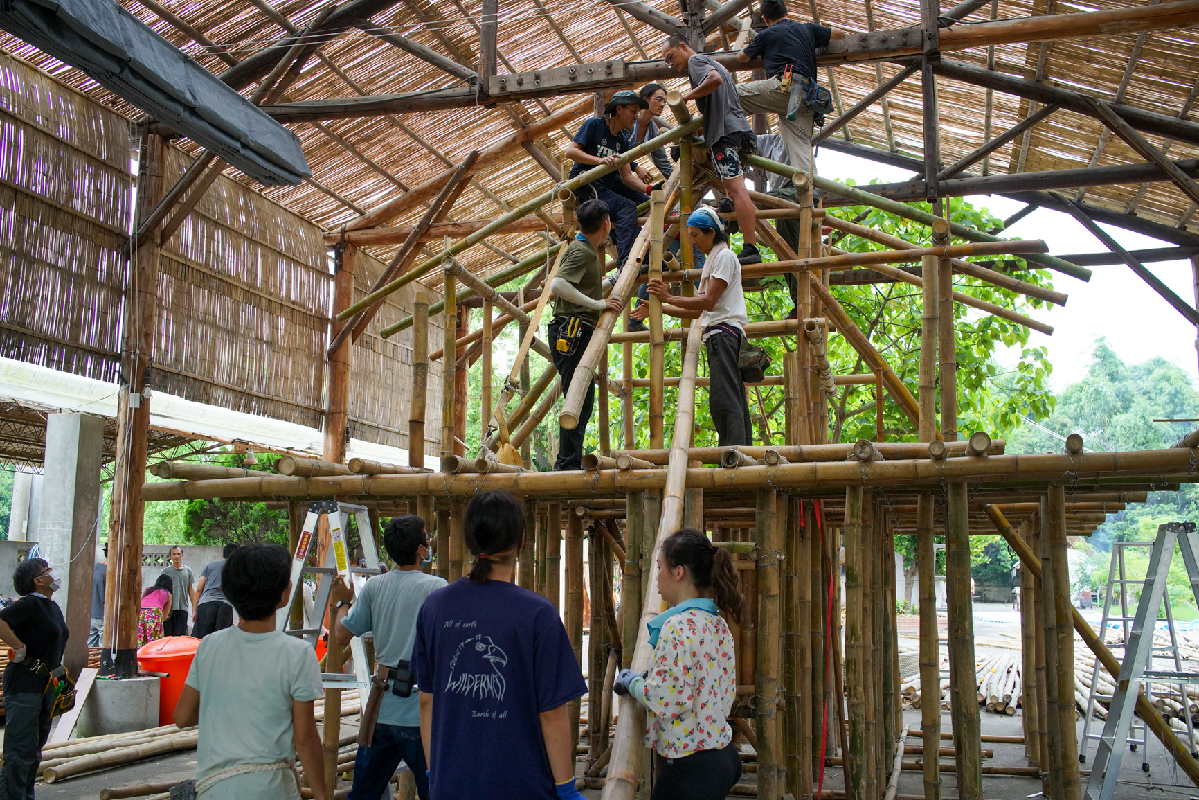 Les bambous obliques dans les 8 directions contribuent à la stabilité de la structure et symbolisent aussi la cohésion du village (© Sasa)