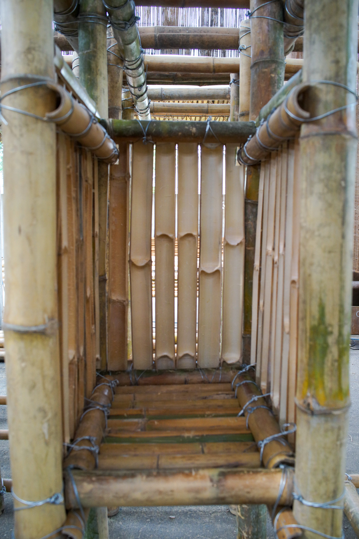 Une cage en bambou (au rez-de-chaussée du Takuban) pour y mettre le singe qui devra être tué à la fin de leur formation par les jeunes avant de pouvoir accéder à la maison des hommes (© Sasa)