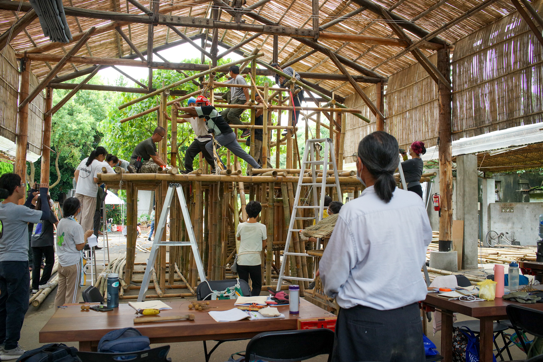 Mais parfois, il faut courber le bambou en le chauffant au chalumeau tout en le poussant très fort (© Sasa)
