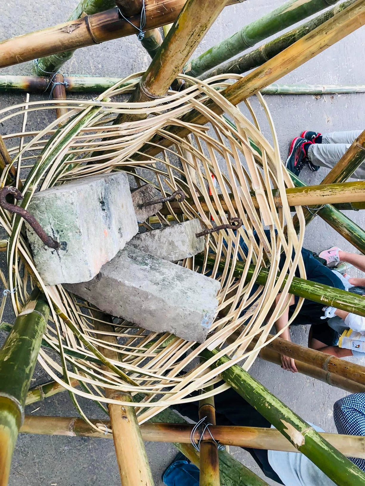 Ce sont les grosses pierres ou morceaux de ciment placés dans cet entonnoir en bambou qui permettent à la structure d’être bien stable (© 唐大可)