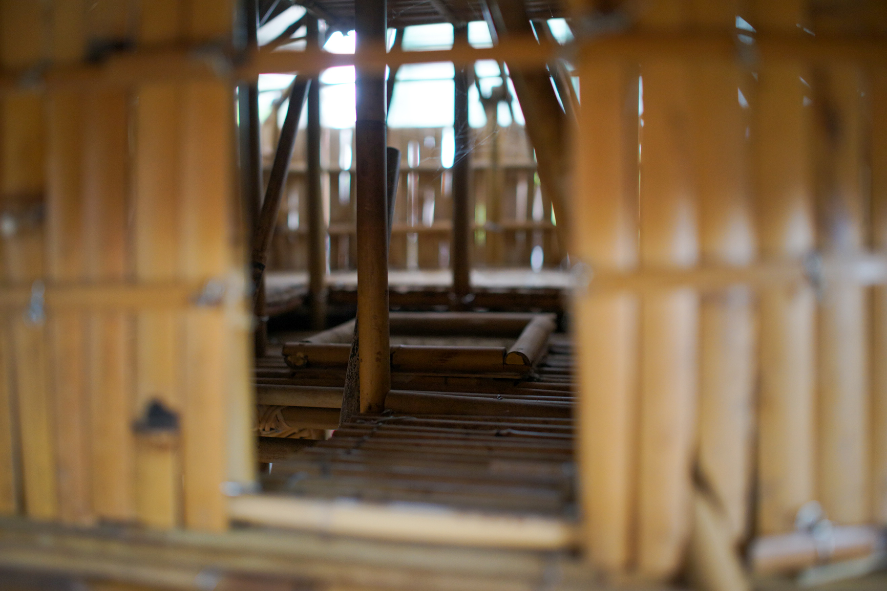 A l’intérieur, il y avait un foyer (sur environ 30 cm de terre) et des lits attribués selon l’âge tout autour (© Sasa)