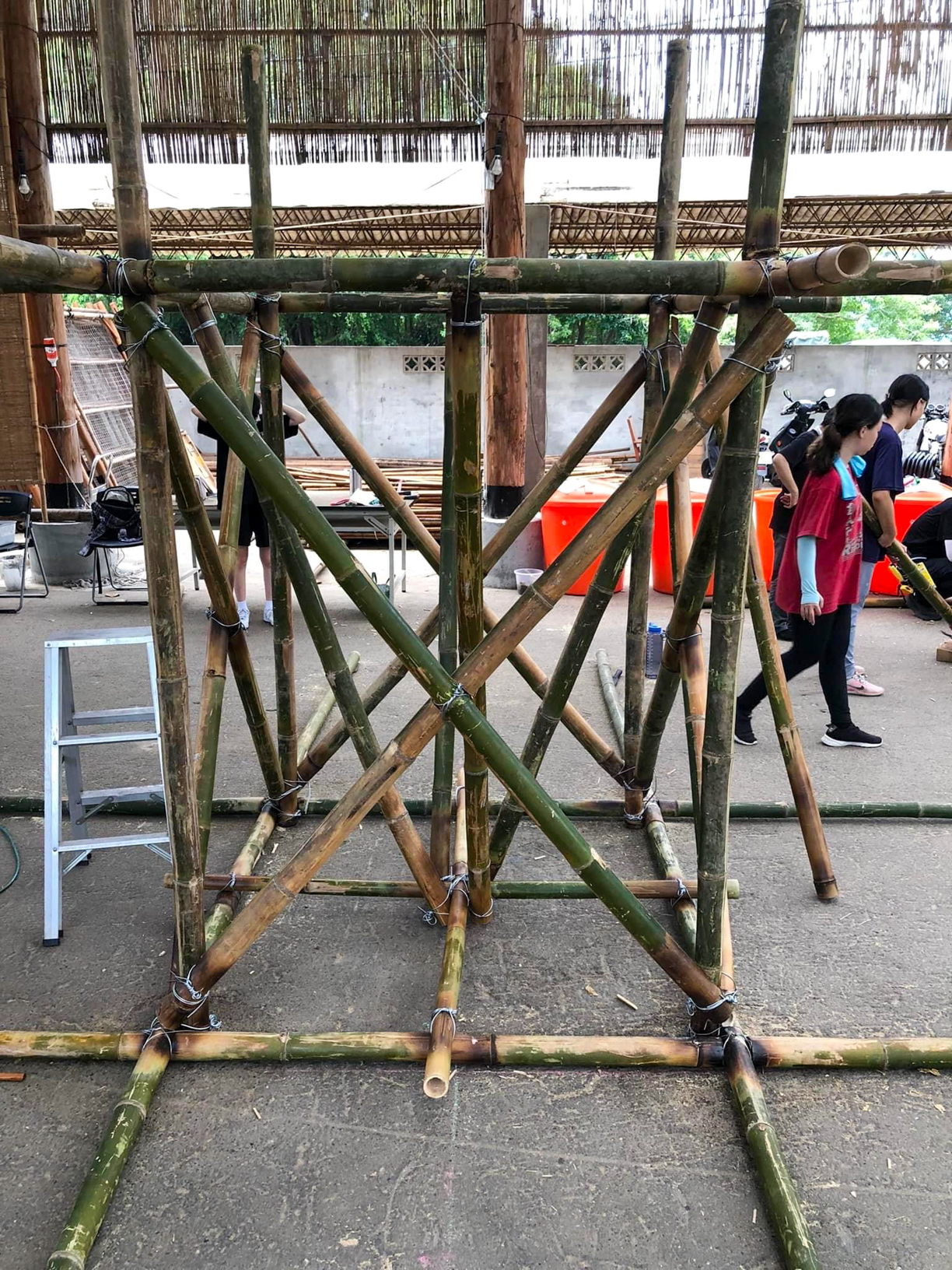 Dans la construction Puyuma en bambou, les bambous obliques sont très importants. Ici, la première étape de construction des fondations, qui sont sur le sol plutôt que dedans (© 唐大可)